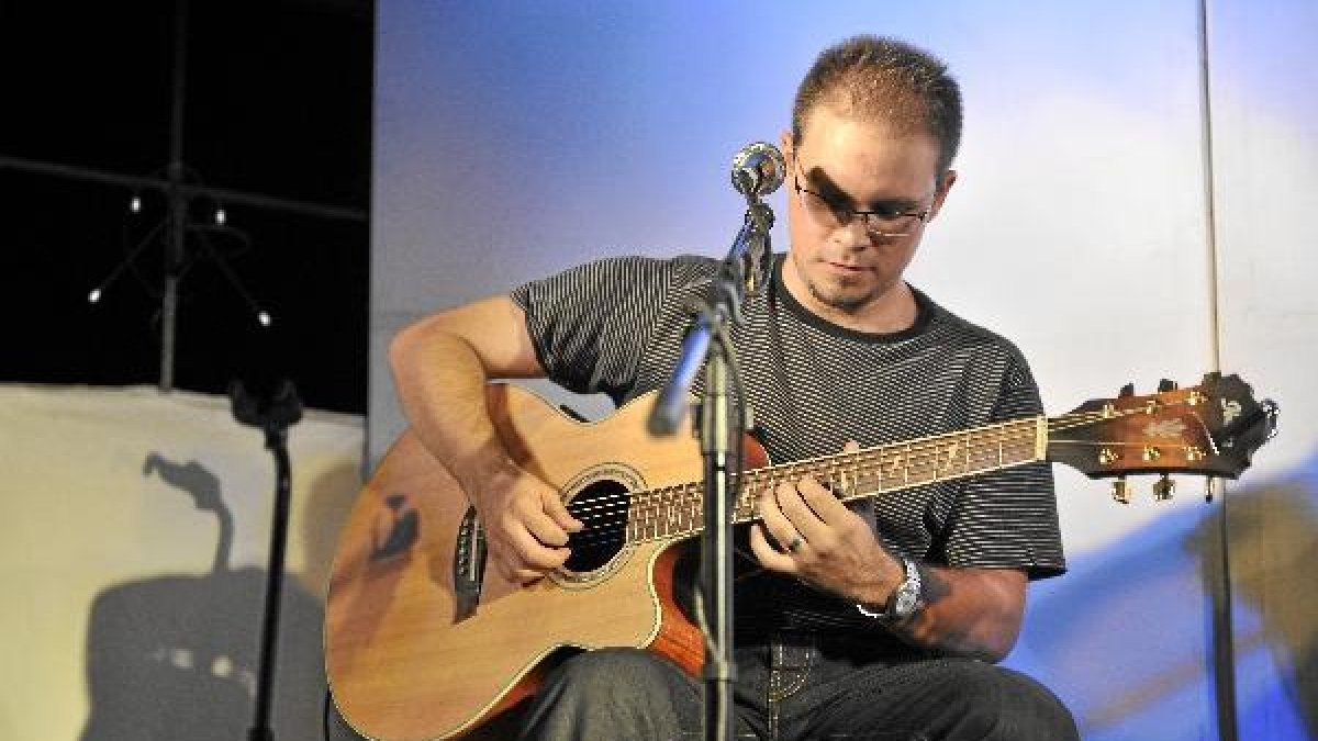 Kike Parra abre esta noche el ciclo de cantautores en la Escuela de Música de Almería.tyle
