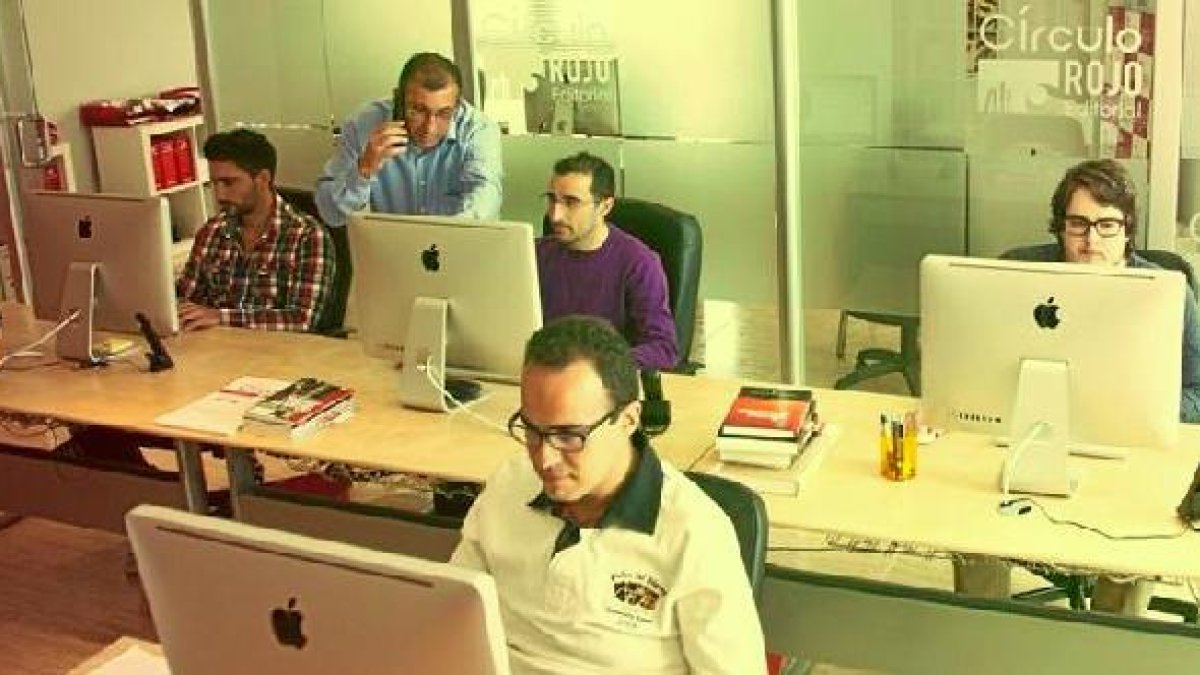 Ubicada en El Ejido, la editorial cuenta con 14 empleados de varios departamentos.