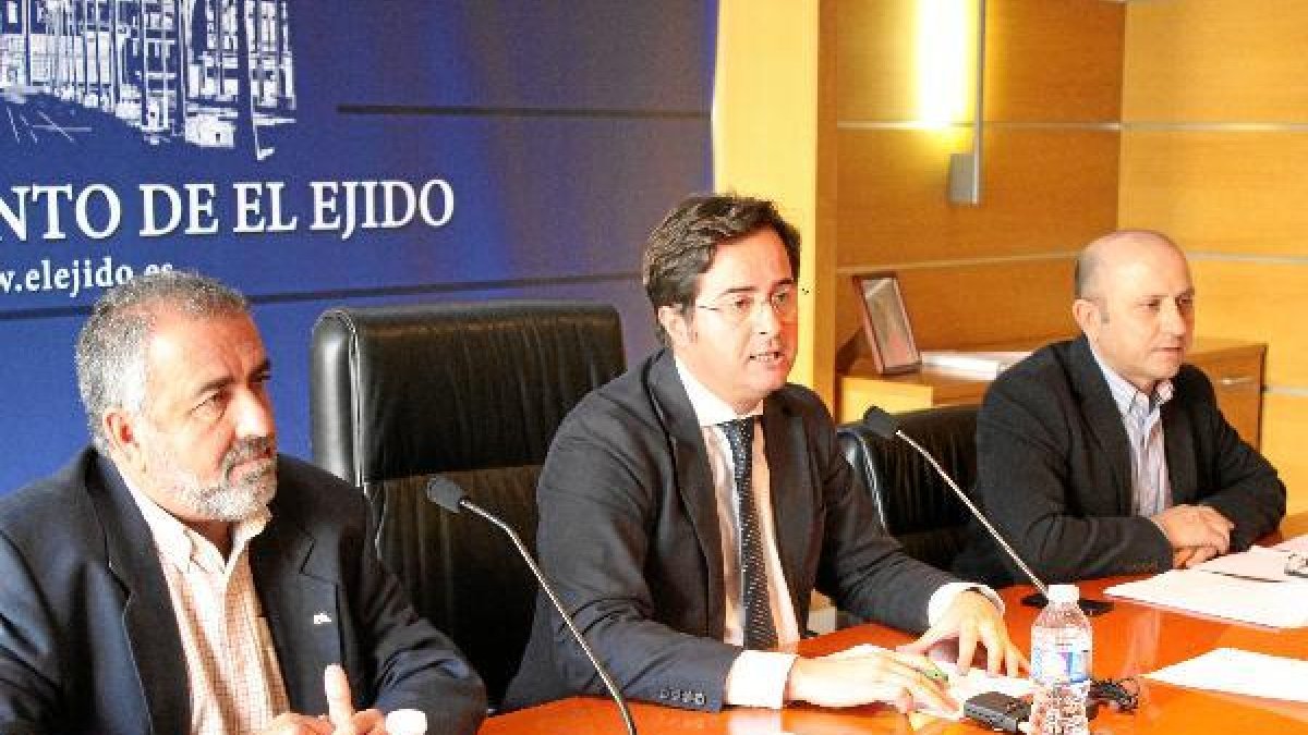 Peinado, Góngora y Galera, piden más agilidad al Gobierno y la Junta.tyle>.apqj{position:a