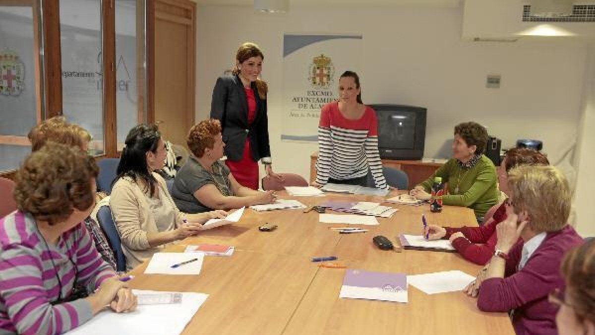 la concejal Carolina Lafita en uno de los cursos celebrados en el centro de la mujer.tyle>
