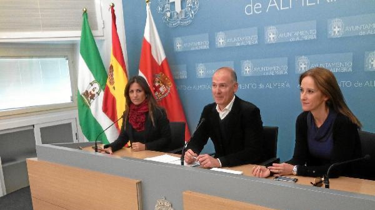 Los socialistas Inés Plaza, Joaquín Jiménez y Déborah Serón en rueda de prensa.tyle>.apqj{