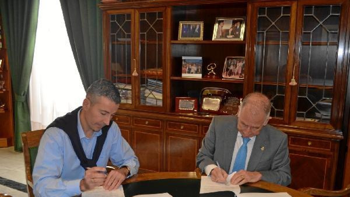 El presidente de la Diputación firma el contrato de la ETAP de Tahal.tyle>.apqj{position:a