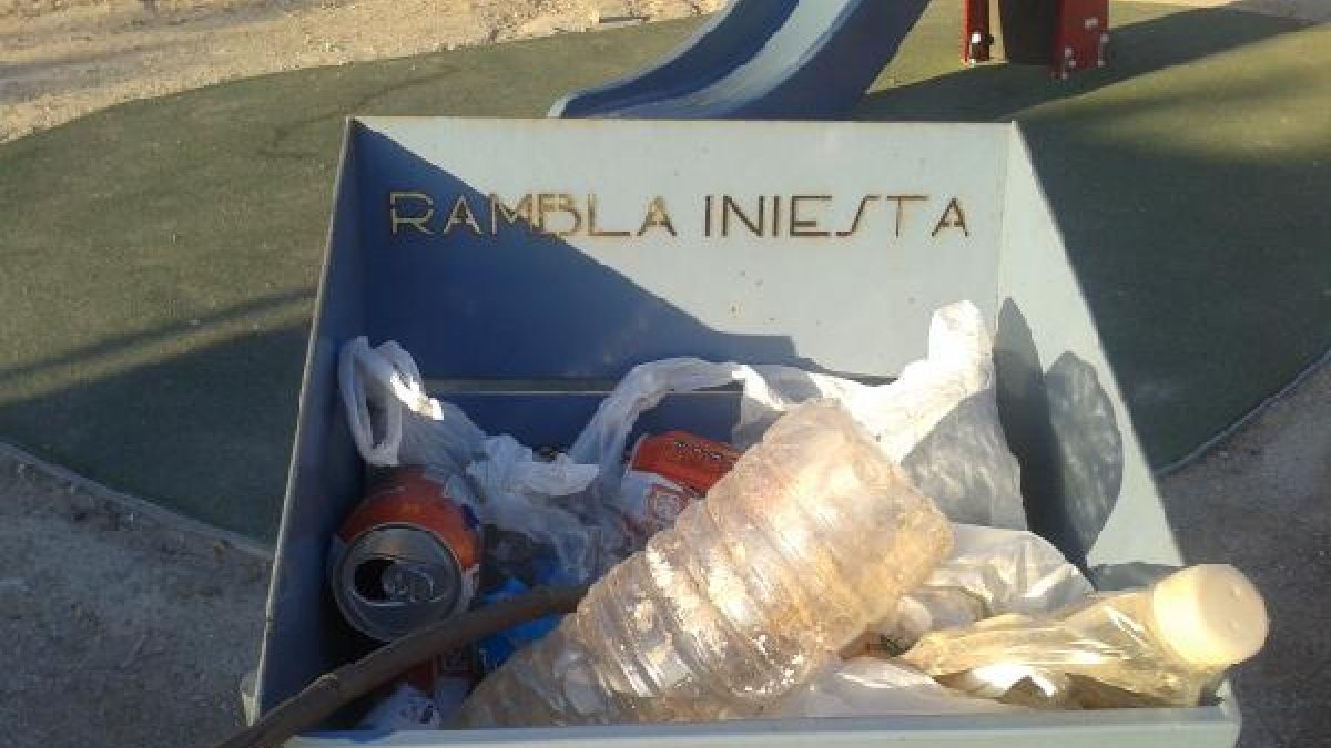 Fotos de la suciedad que había en Rambla Iniesta antes del paso de la brigada de limpieza.
