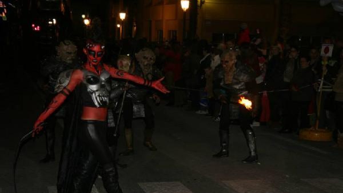 Espectáculo que cerraba el desfile y ha sido criticado.e;clip:r