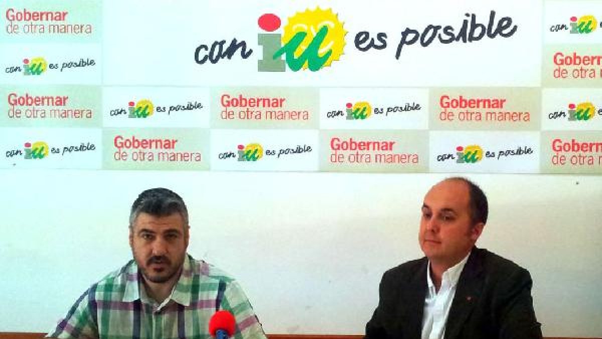 Los concjeales de IU de Roquetas Ricardo Fern´nadez y Juan Pablo Yakubiuk.tyle>.apqj{posit
