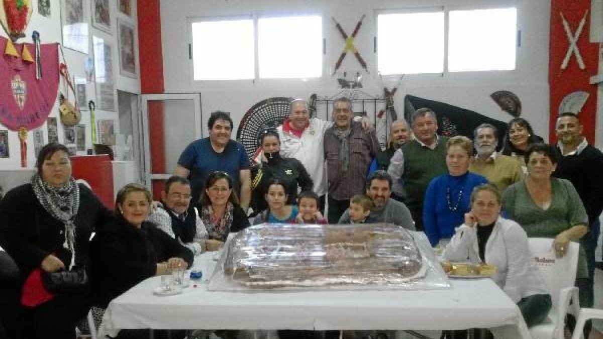 En esta foto aparecen solo parte de los peñistas ya que iban rotando por la sede.tyle>.apq