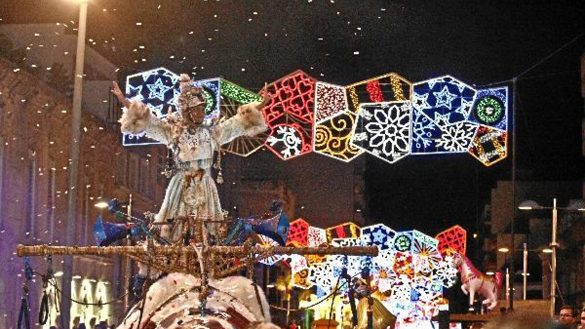 Una cabalgata con gran colorido recorrió las calles céntricas de la capitaltyle>.apqj{posi