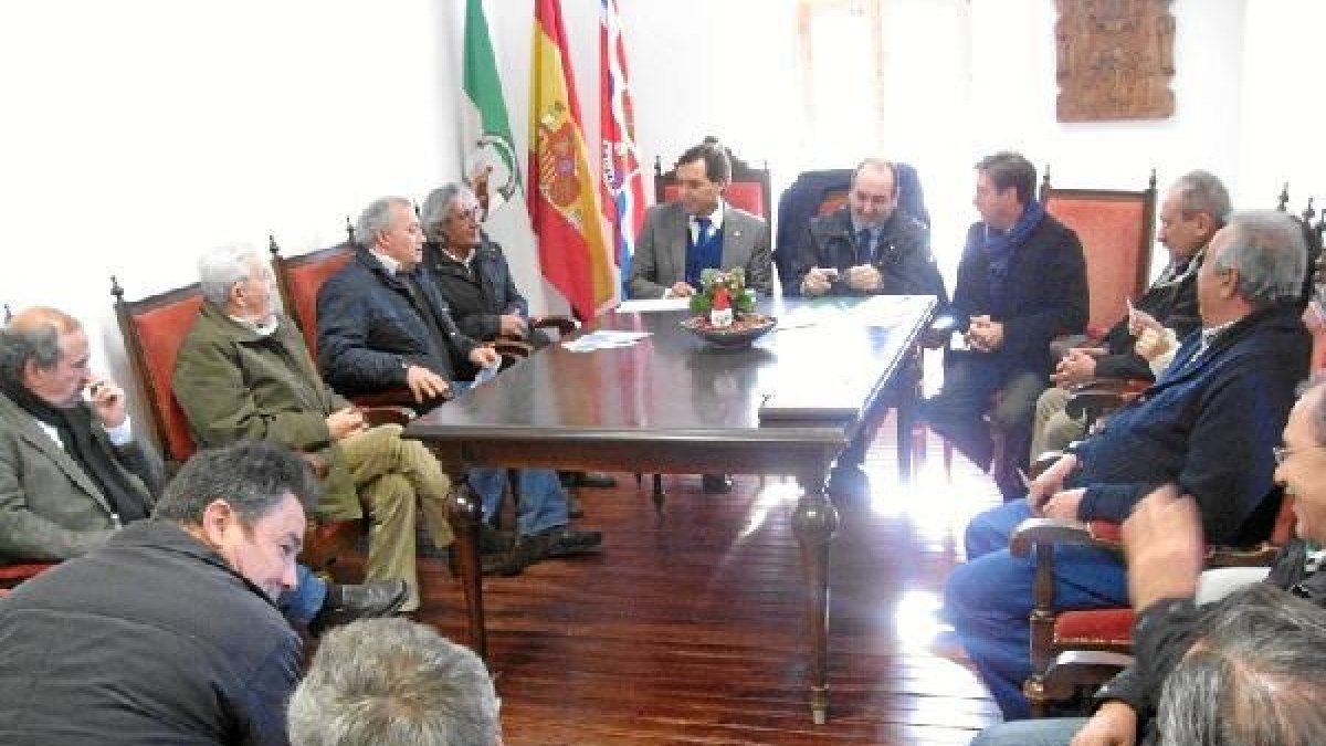 Los bodegueros alpujarreños se reunieron con el delegado de Agricultura y con el alcalde de Laujar p