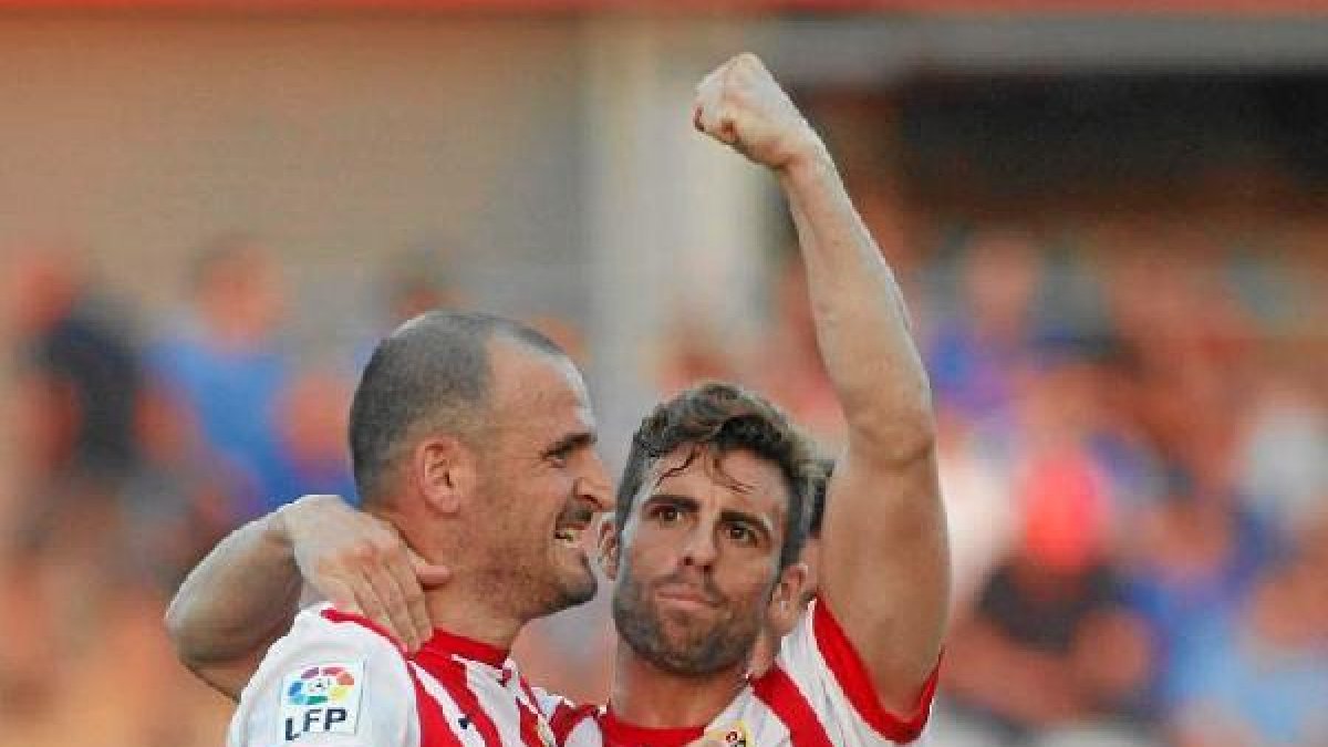 Soriano celebrando con Rodri un gol del Almería.e;clip:rect(469