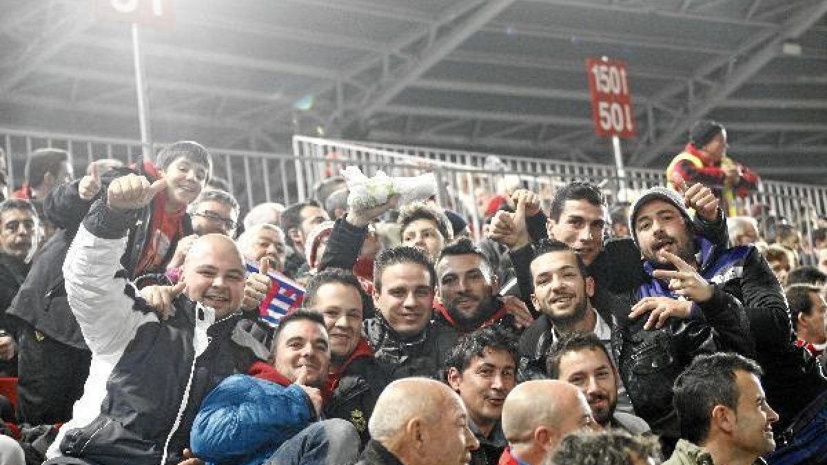 Aficionados orgullosos por el transcurrir de un partido que les llenó de alegría.tyle>.apq