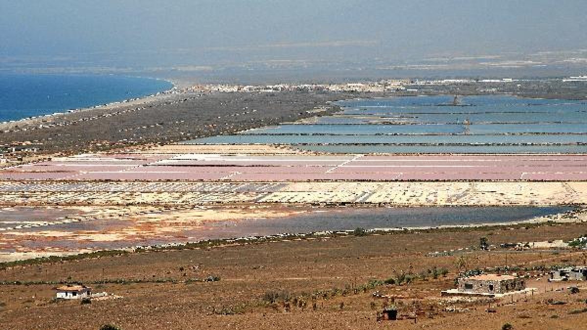 Vista panorámica de las salinas de Cabo de Gata, con los estanques bien diferenciados para el proces