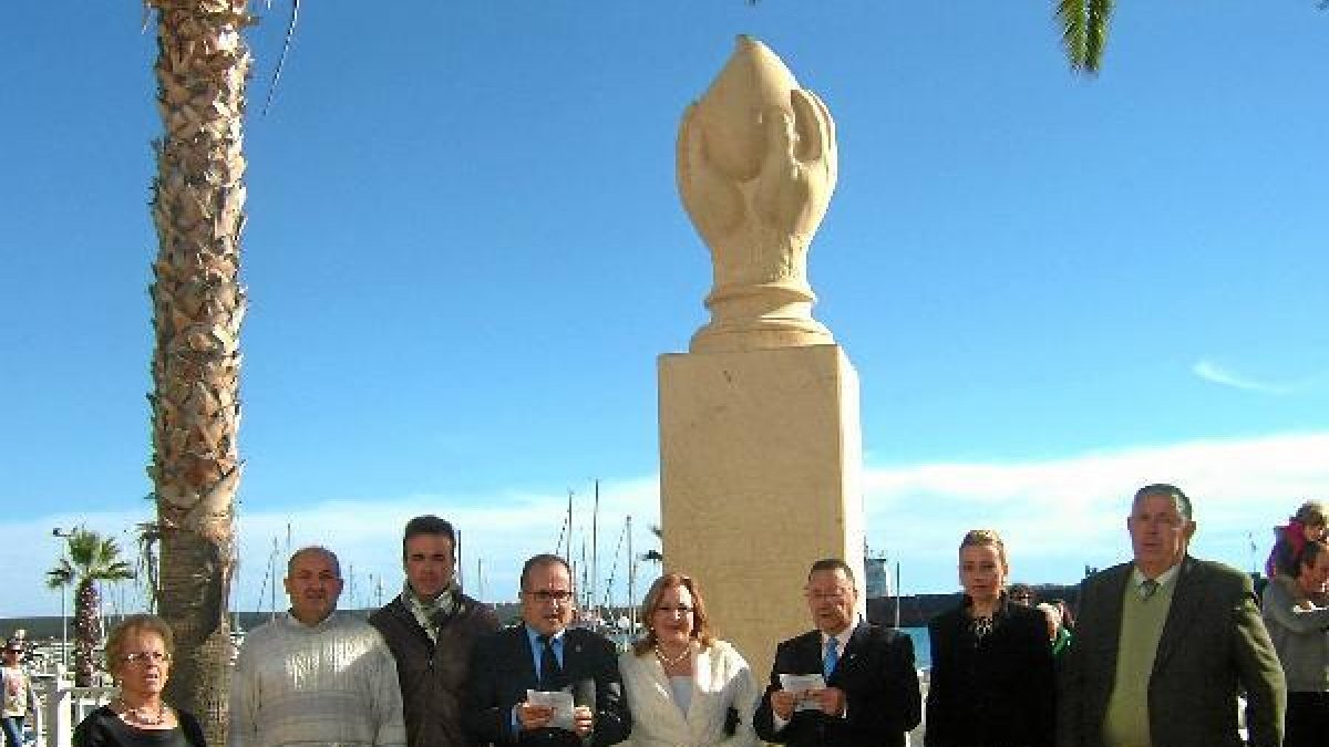 Alcalde, directivos de la asociación y ediles, ante el monumento al donante.tyle>.apqj{pos
