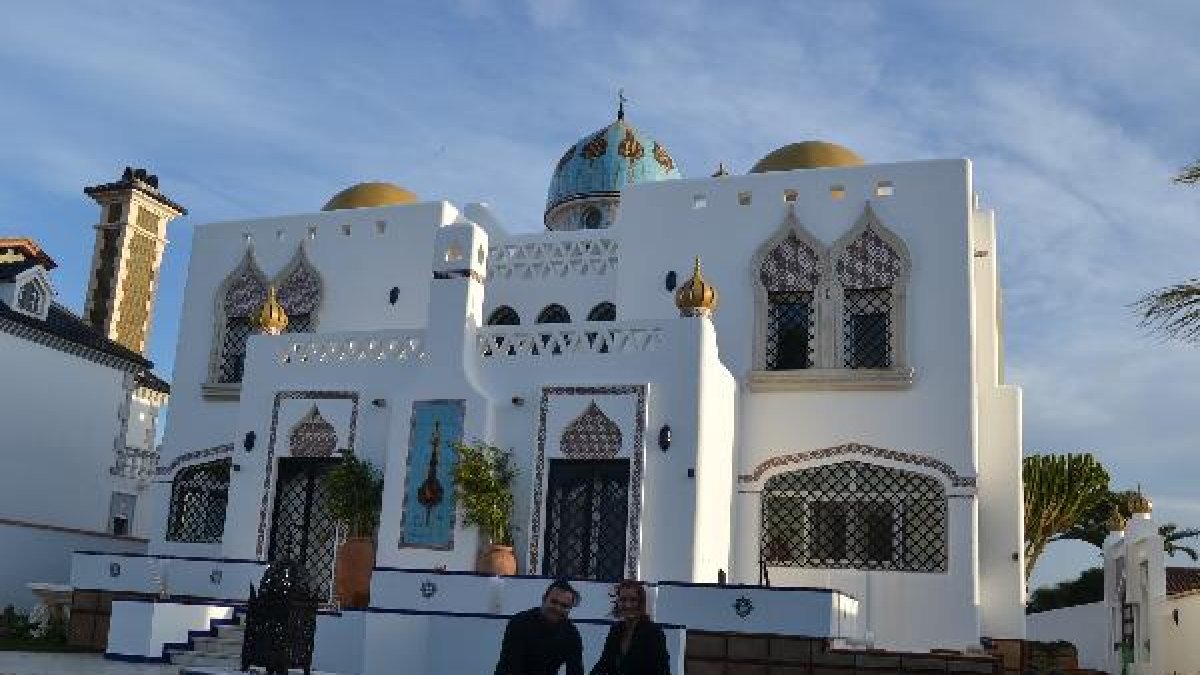 Óscar Moya y Eva Inoge posan en el jardín de la mítica Villa Árabe que han adecuado para la celebrac