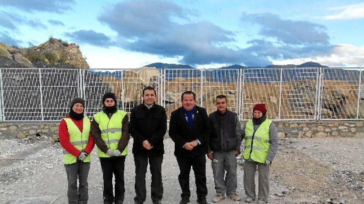 Autoridades junto a los trabajadores durante la visita a las obras.tyle>.apqj{position:abs