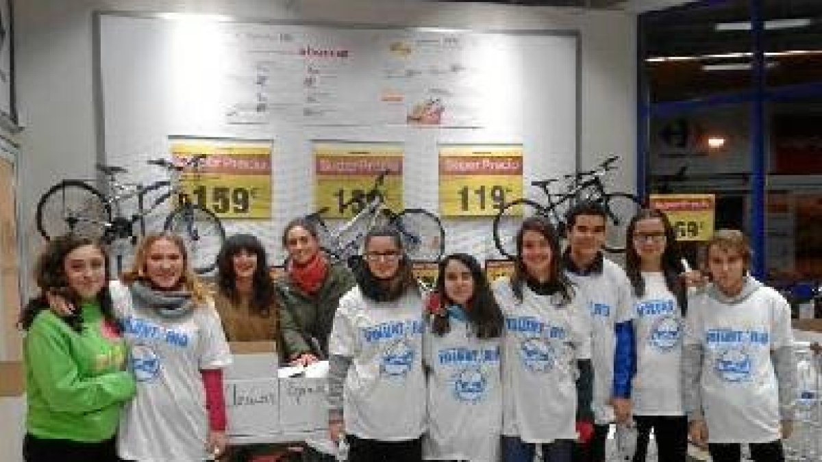 Voluntarios en la recogida de alimentosx,auto,a