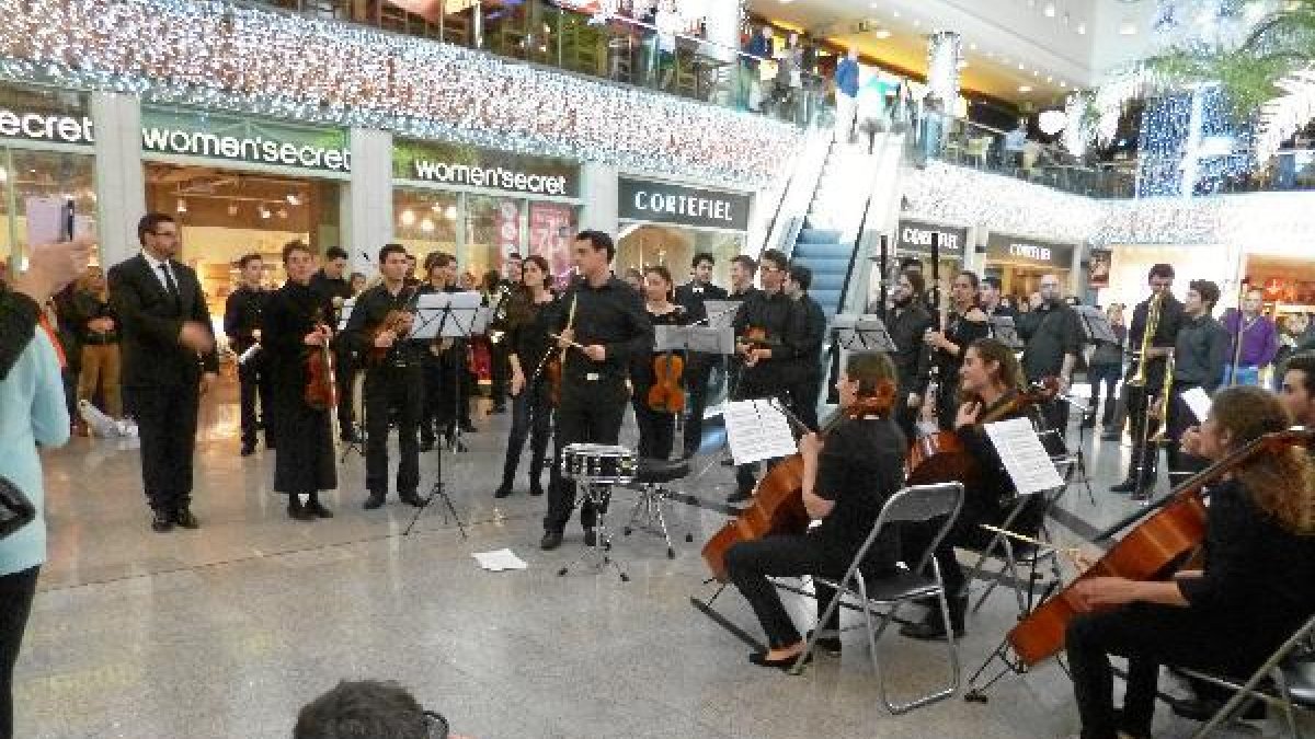 La Orquesta Fama tras su actuación sorpresa en el Centro Comercial Mediterráneo de Almería.<