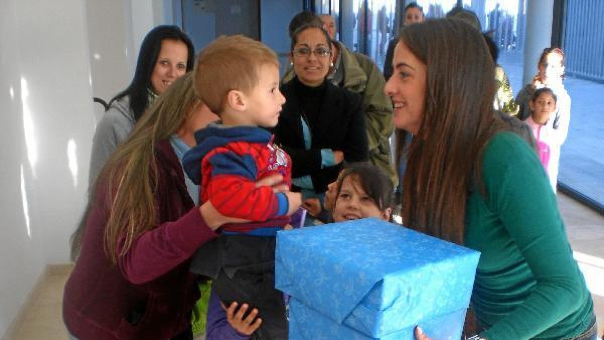 La concejal Aránzazu Martín durante el reparto de juguetes de ayer.tyle>.apqj{position:abs