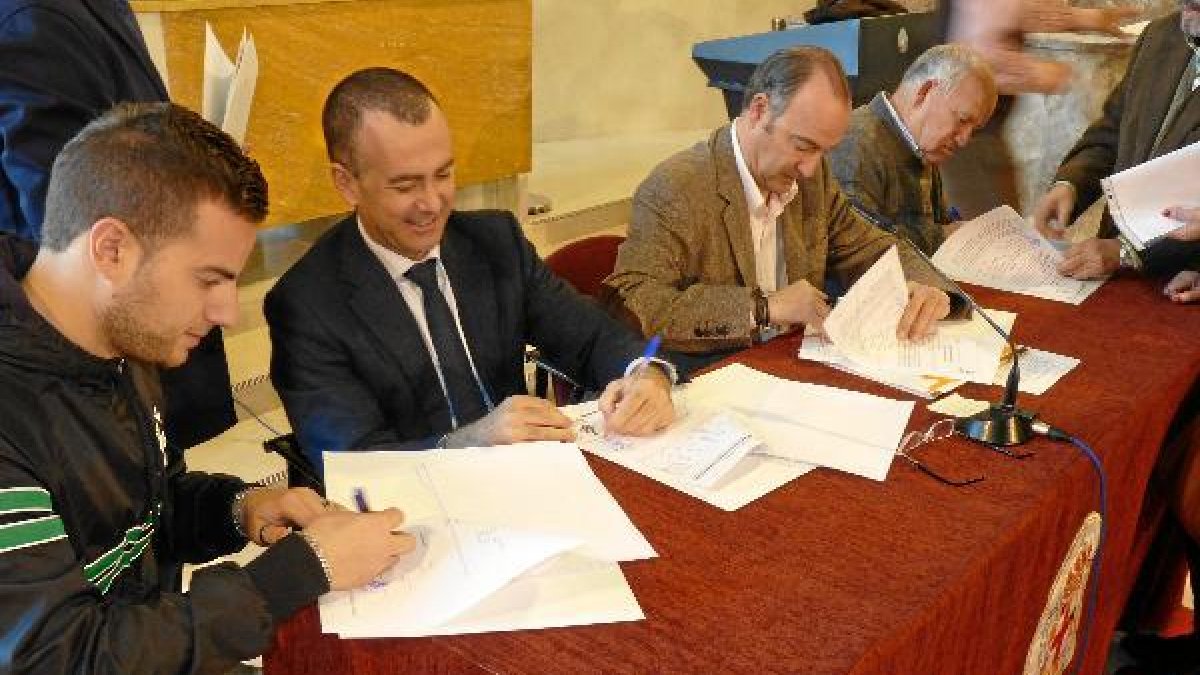 Venzal y el alcalde firman con los propietarios.e;clip:rect(469