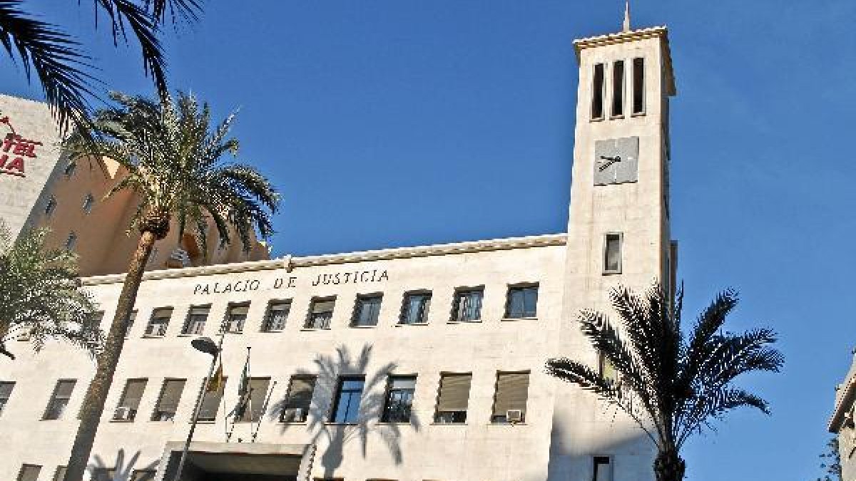 Fachada de la Audiencia Provincial en Almería.x