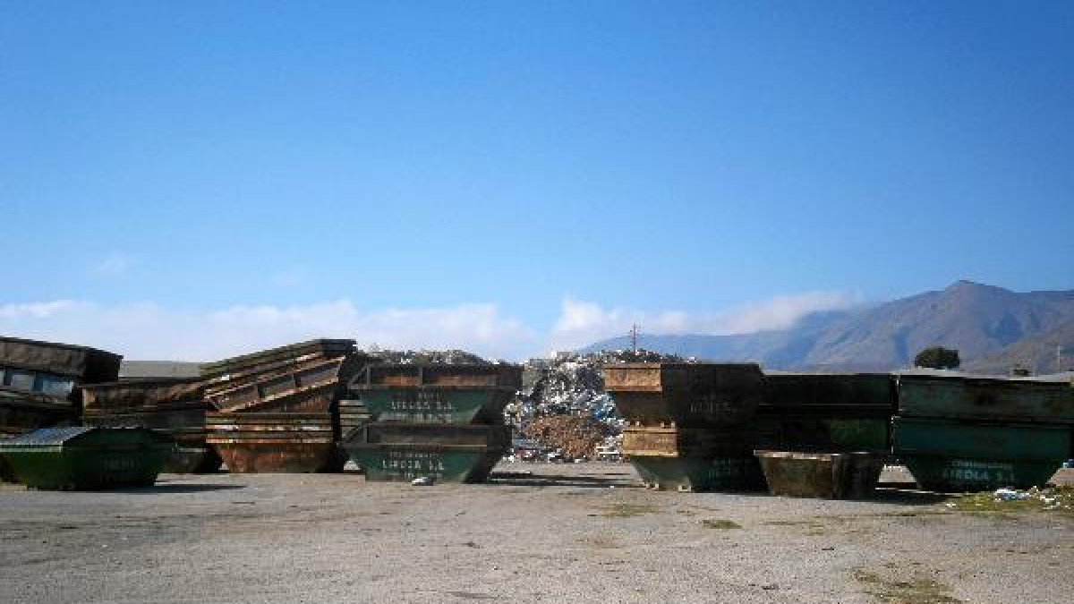 Vertedero improvisado Los contenedores se encuentran apilados y en hilera para disimular la basura.<