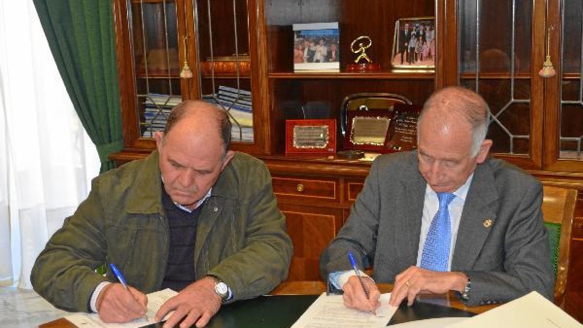 Alcalde y presidente de la Diputación durante la firma del convenio.