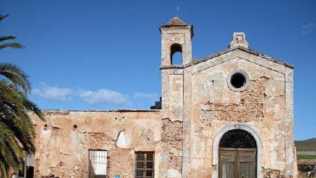 El edificio, que está declarado BIC, está en un estado totalmente ruinoso.