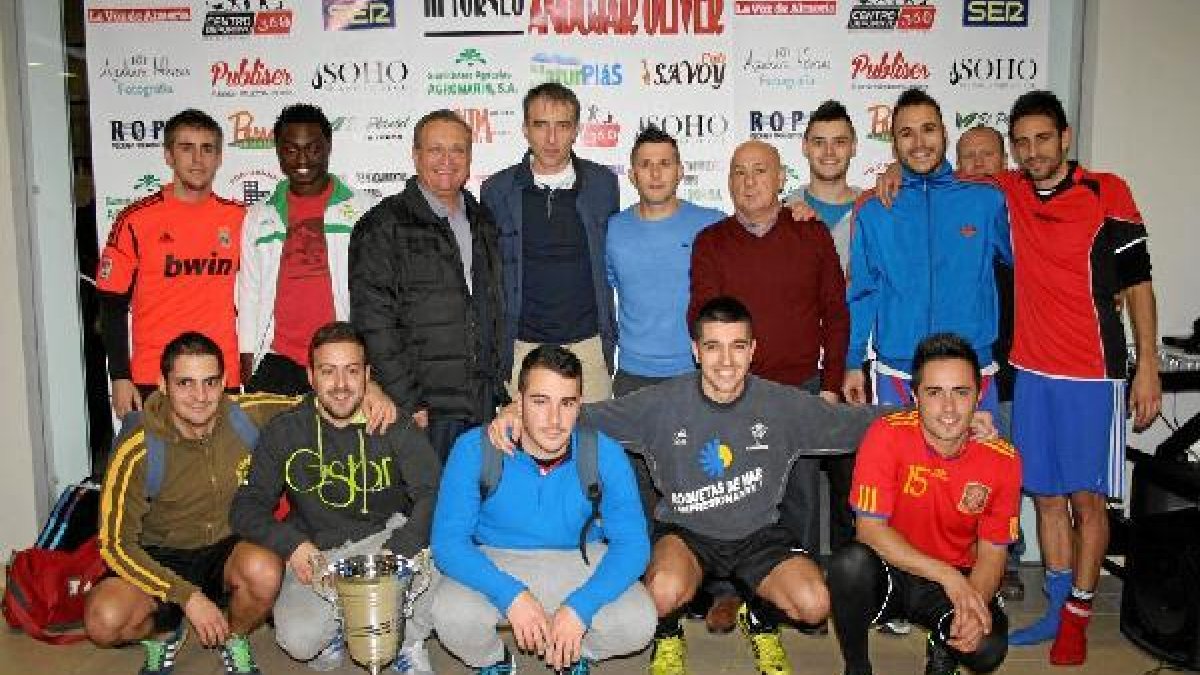 Los chicos de El Que Sea posan felices con la copa de ganador.