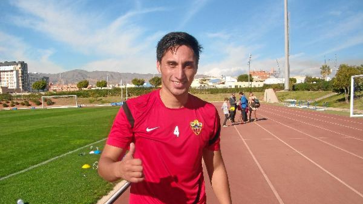 El jugador chileno da el O. K. nada más pisar suelo almeriense.