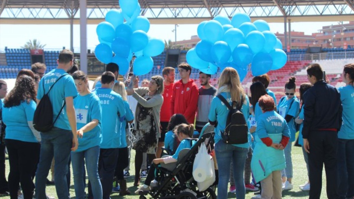El acto acabó con una suelta de globos azules.