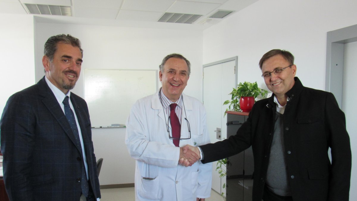 Firma del convenio de colaboración entre el Hospital de Poniente y ARPA.