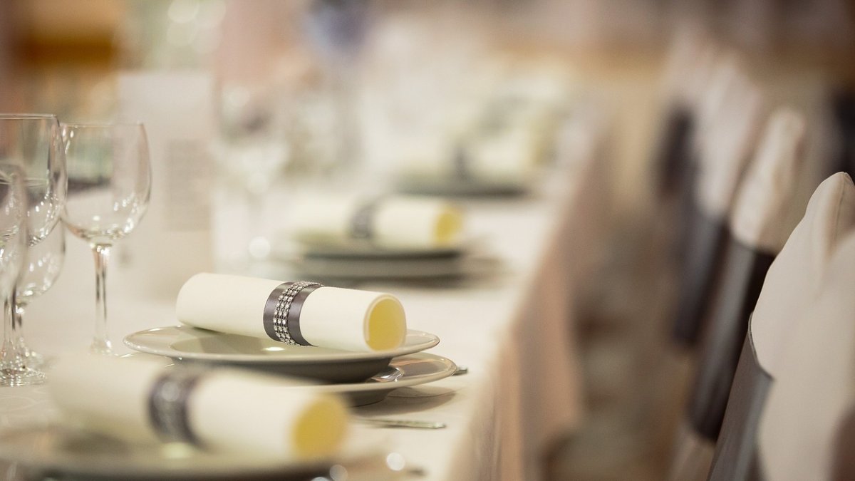 Mesa preparada para comer.