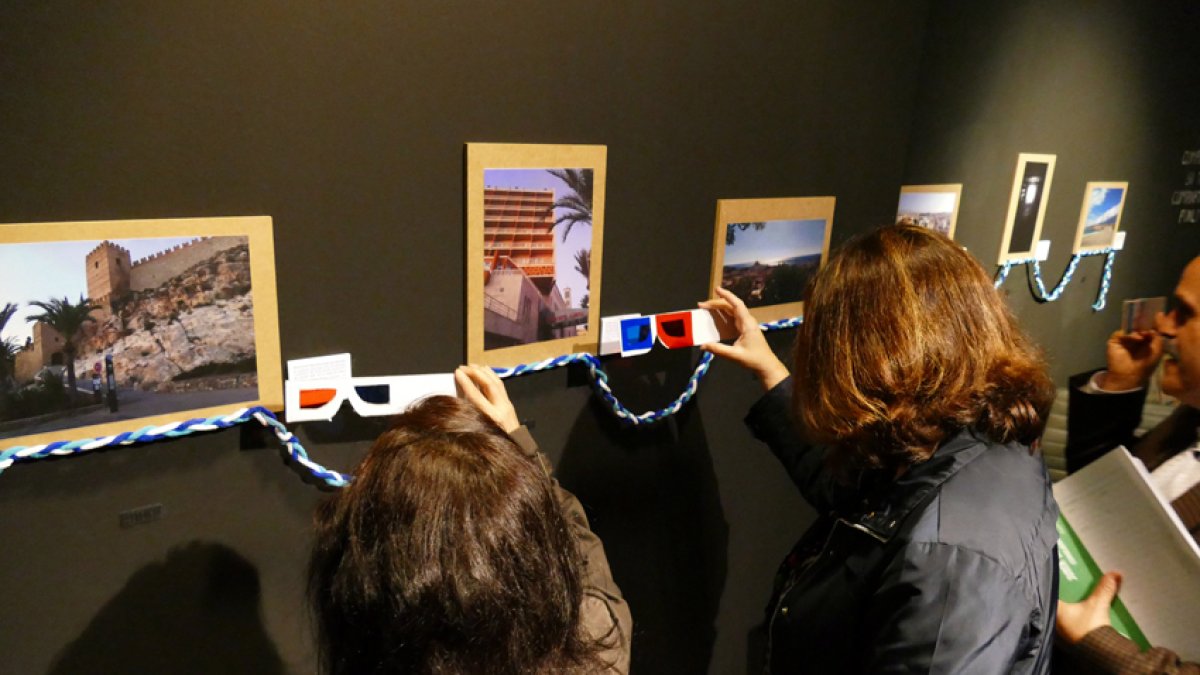 La muestra propone un juego al visitante: identificar al autor de cada foto a través de unas gafas.