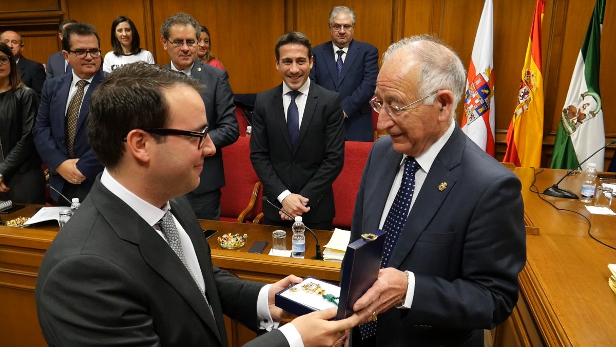 Amat entrega la medalla de diputado a Fernando Giménez, tras jurar el cargo.