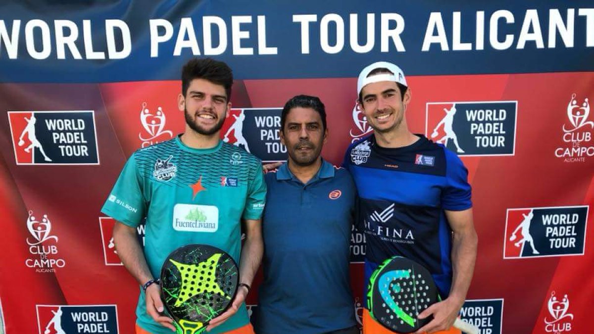 Marcelo Fernández con sus jugadores.
