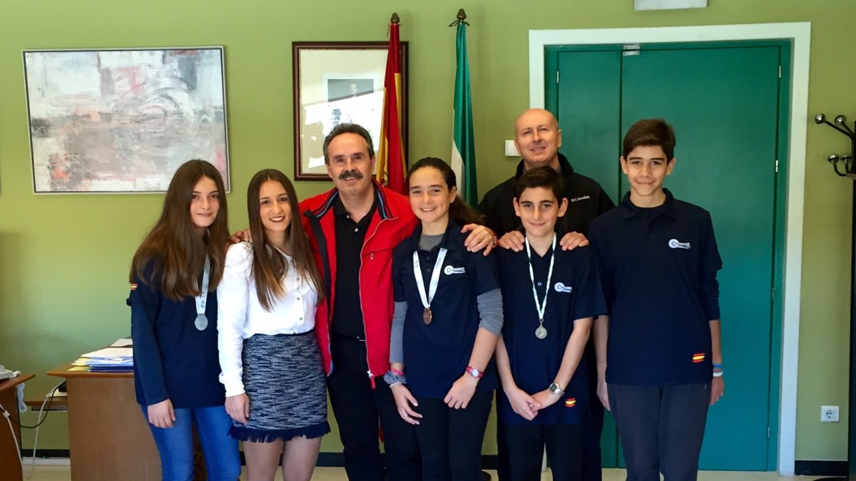 Alfredo Valdivia con los campeones.