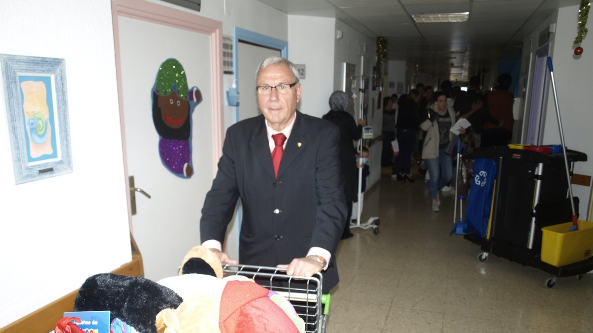 Manolo García con el carro lleno de regalos.