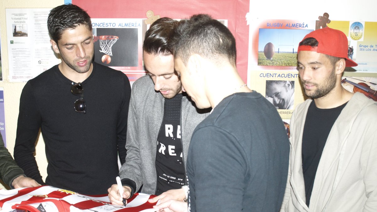 Firmando camisetas para los pacientes.