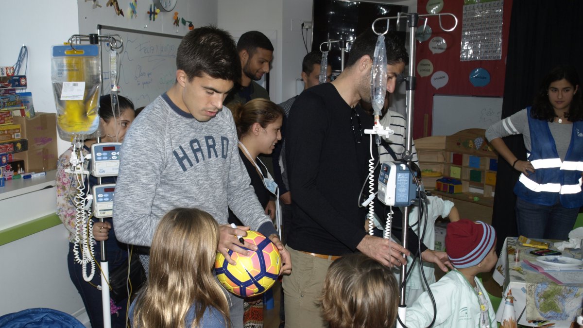 Álex Quintanilla, entregado a los niños.