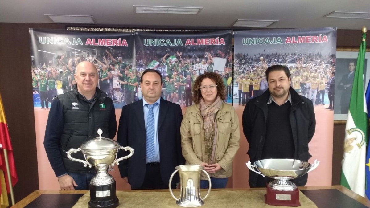 Las copas del campeón se pasean por la provincia.