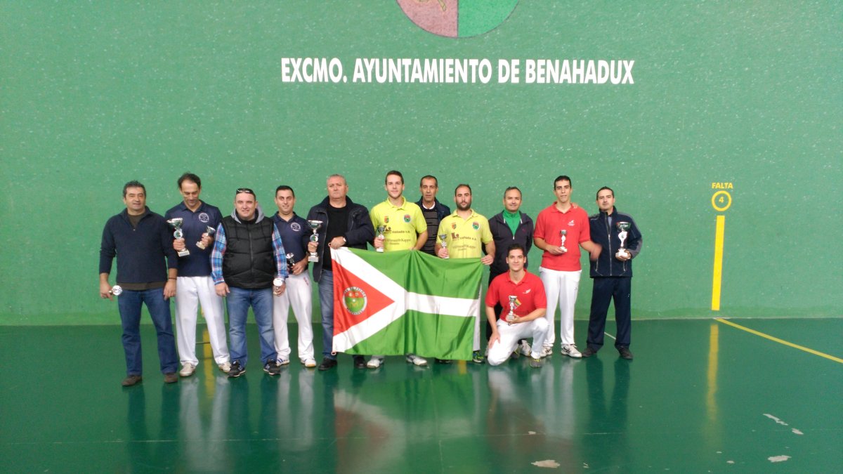 Los campeones en el centro de la pista.