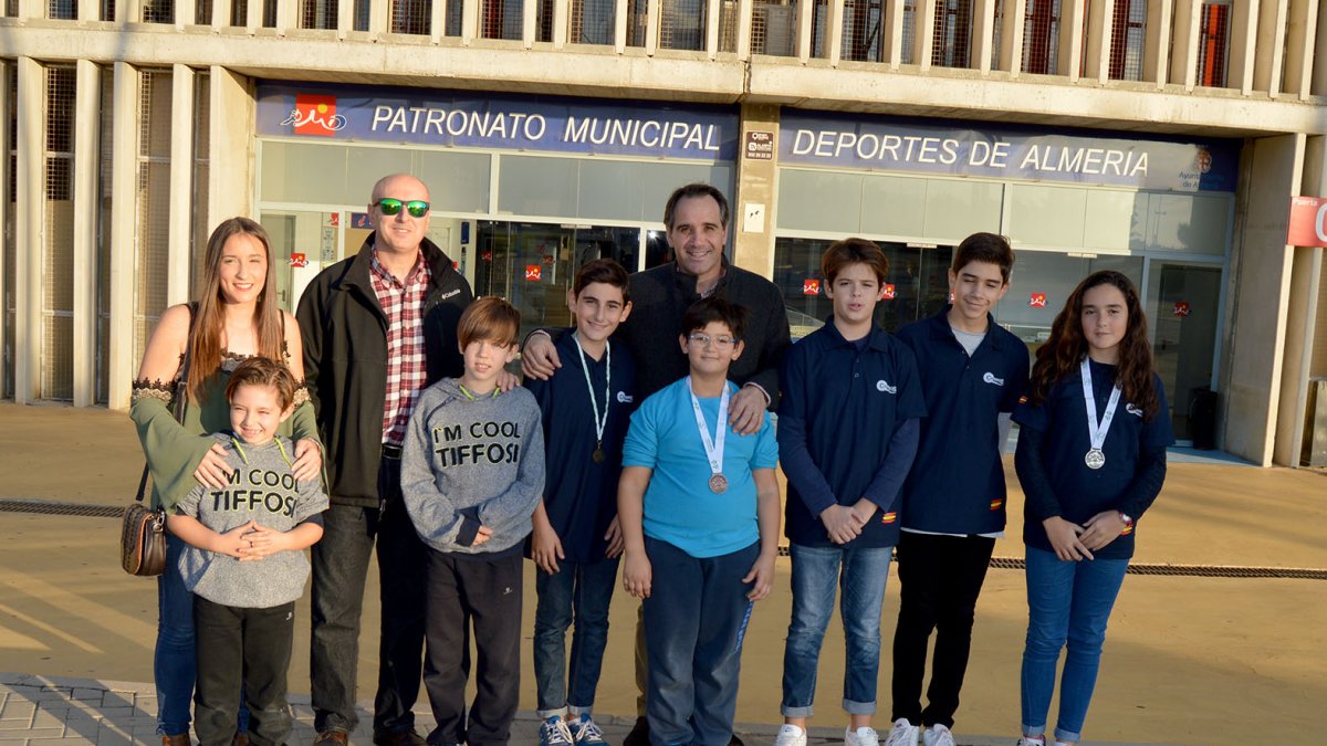 Los alumnos con el concejal de Deportes Juanjo Segura.