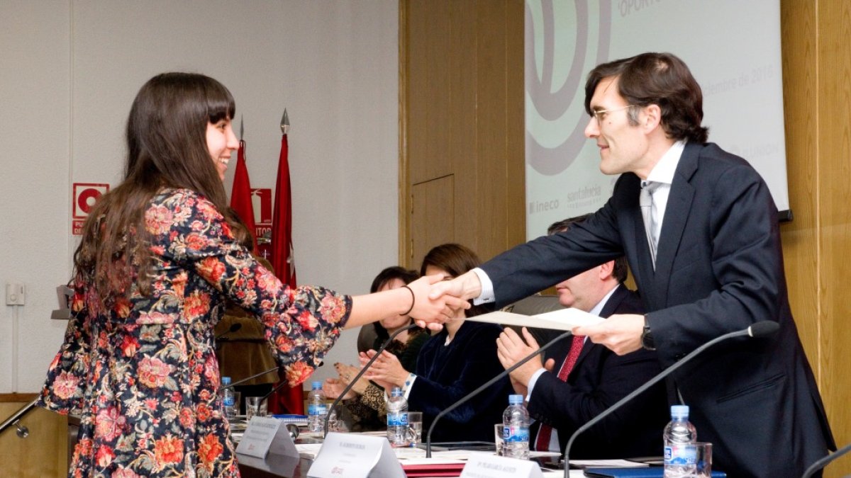 Rosana Vita recibiendo su beca