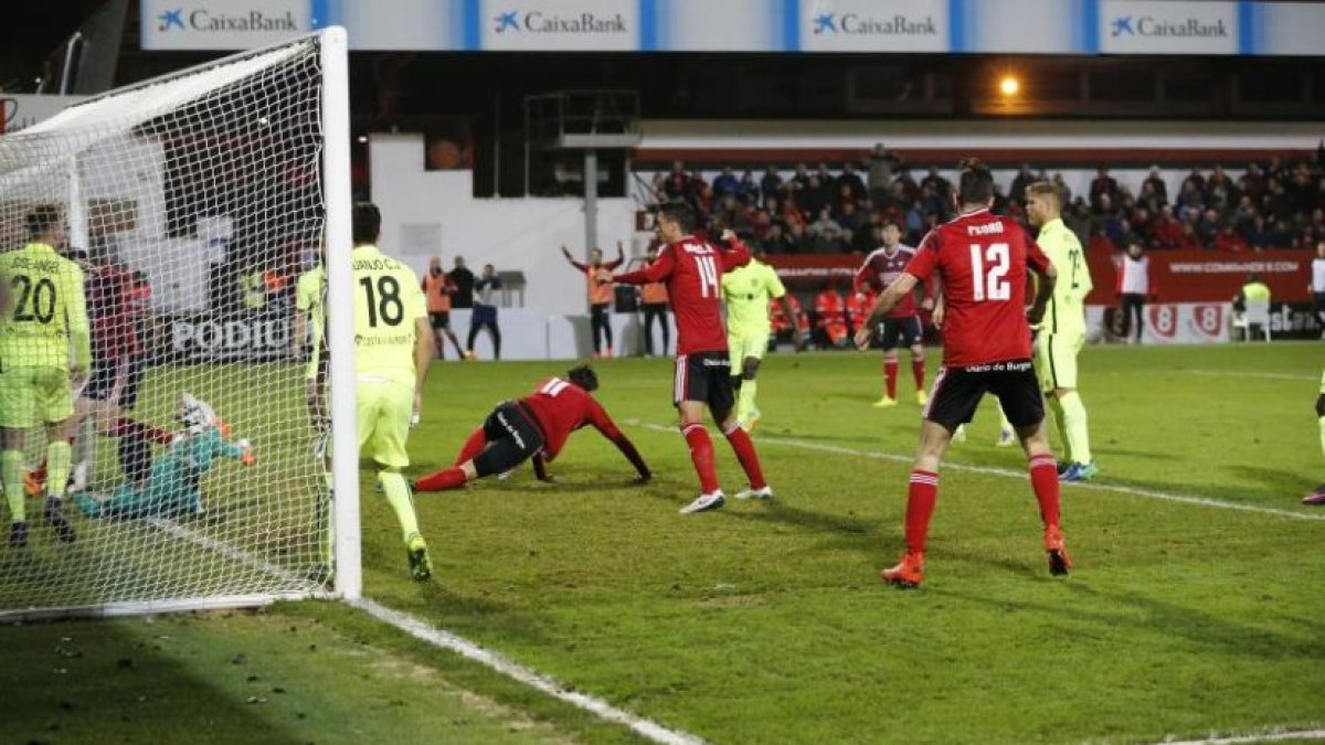 A este Almería le meten los goles desde su área pequeña.