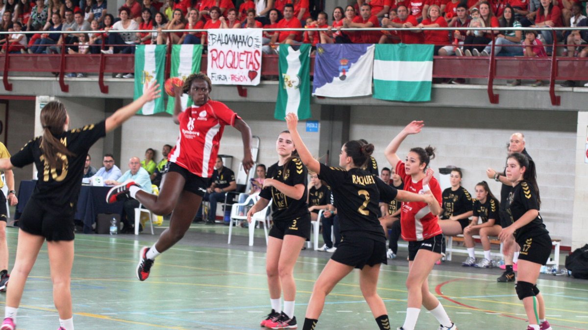 María Gomes lanzando a portería.