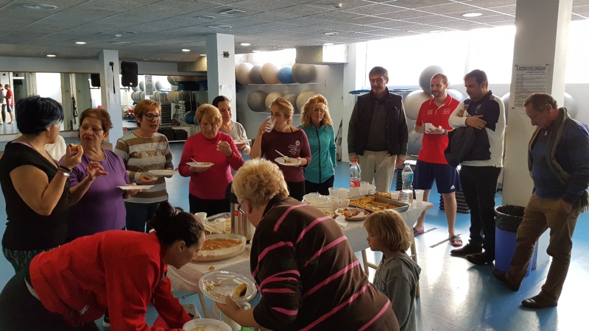 Desayuno navideño en las instalaciones de la piscina municipal.