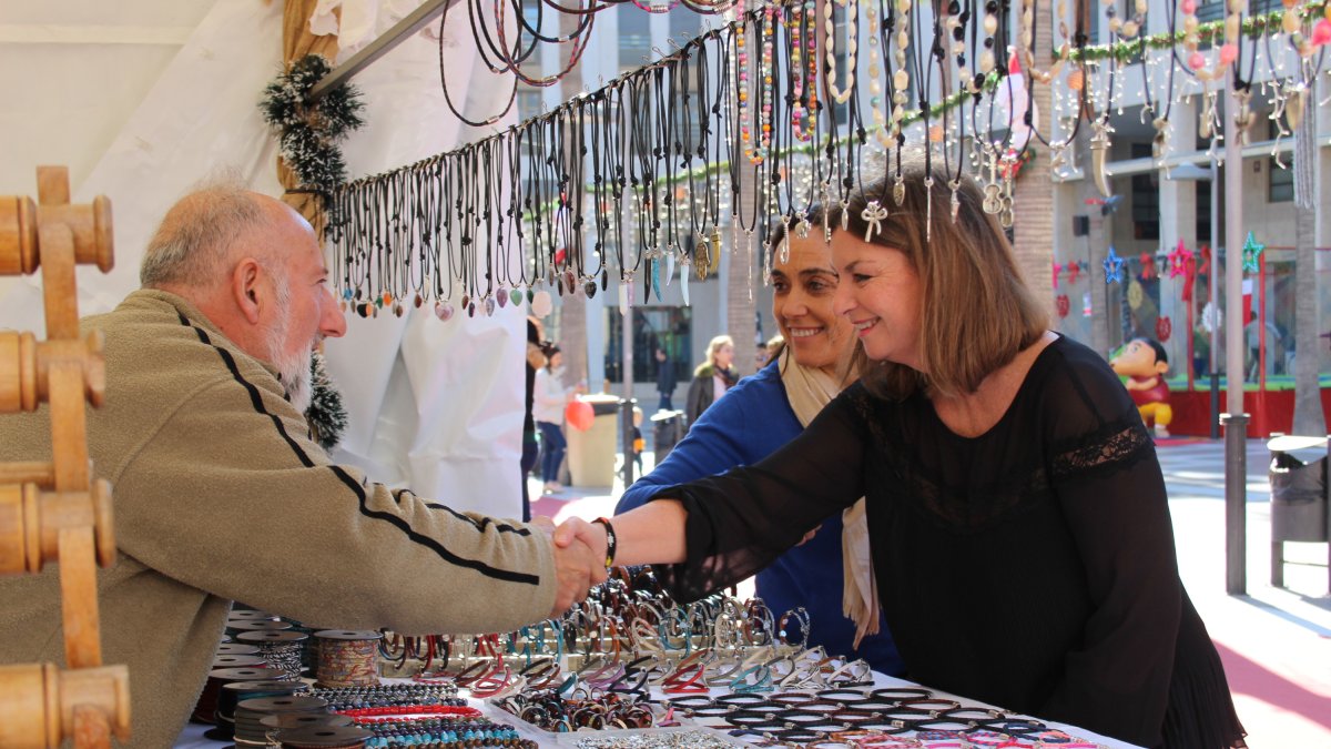 Luisa Barranco recorriendo esta mañana el mercadillo navideño de El Ejido.