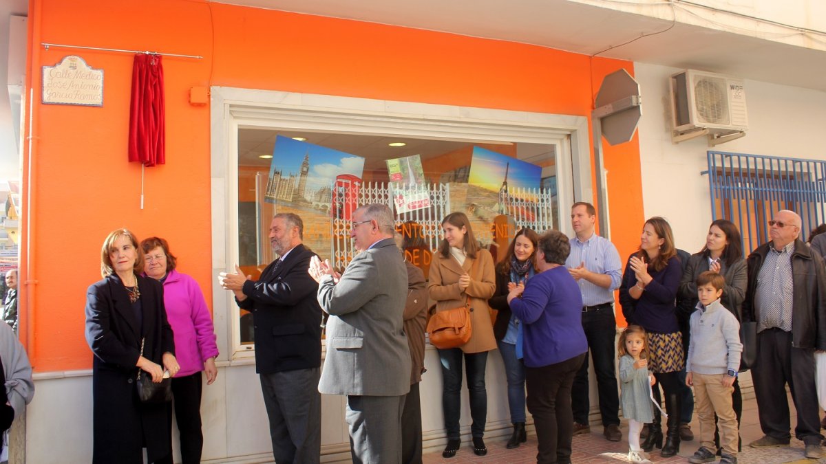 Descubrimiento de la nueva placa de la calle José Antonio García Ramos.