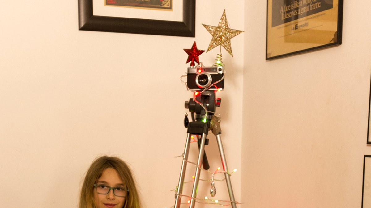 La fotografía más original. Julia, hĳa de Ché, posa feliz junto a la singular decoración de su hogar.