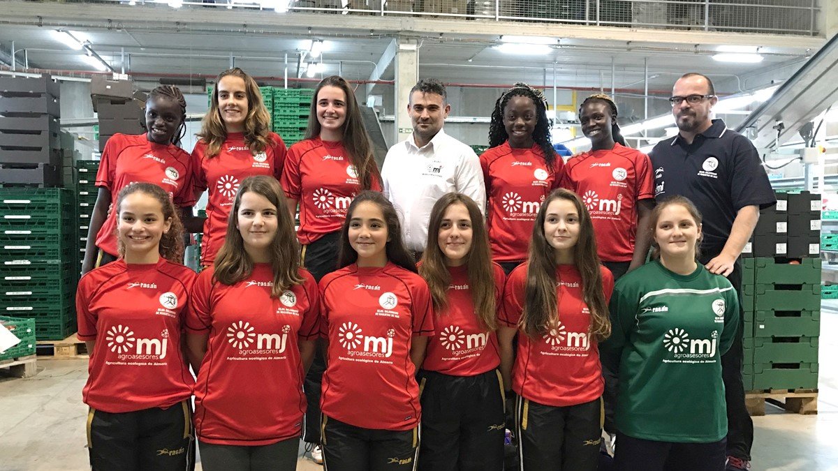Las jugadoras con sus nuevas camisetas.