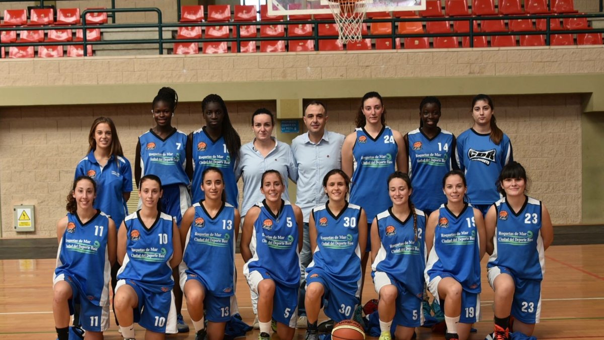 Las chicas de Roquetas saborean la victoria.